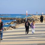 En Tel Aviv, los israelíes buscan normalidad tras varios días entre la casa y el refugio