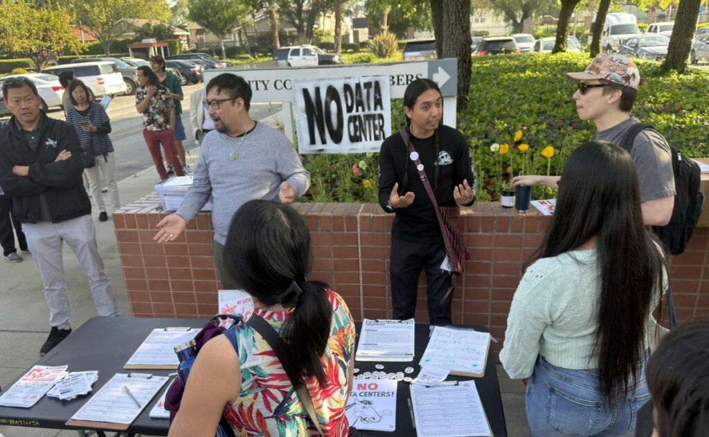 Crece rechazo en Los Ángeles a centro de IA en icónico escenario de ‘Volver al futuro’