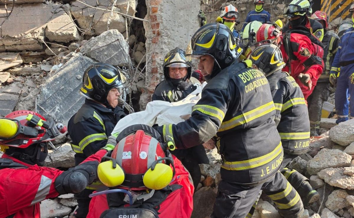 Recuperan cuerpo de tercer trabajador tras colapso de edificio en San Antonio Abad