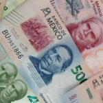 Peso mexicano recorta su apreciación del año frente al dólar y se acerca a las 18 unidades