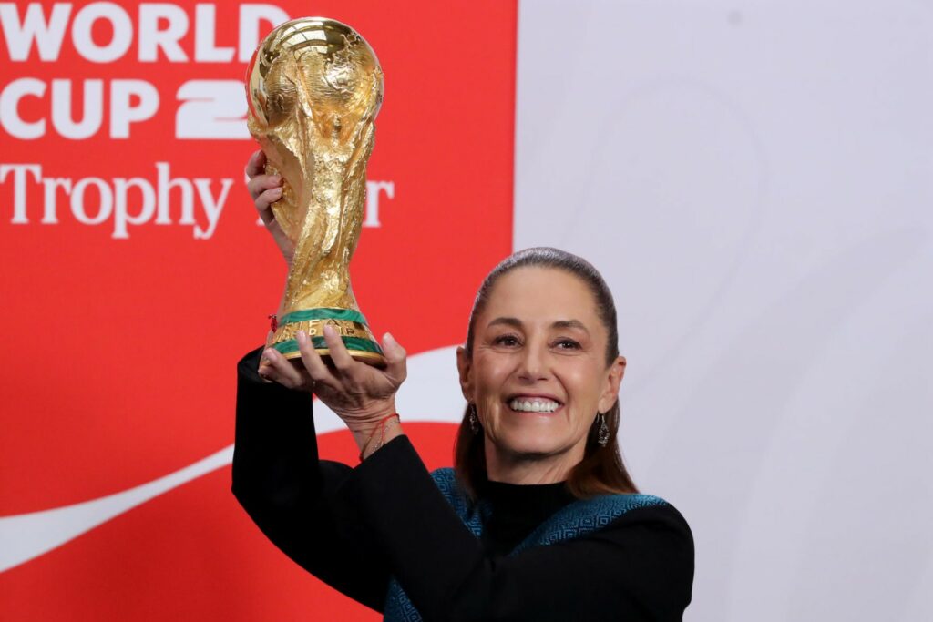 Sheinbaum levanta la Copa Mundial de la FIFA a 100 días del inicio del torneo