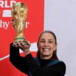 Sheinbaum levanta la Copa Mundial de la FIFA a 100 días del inicio del torneo