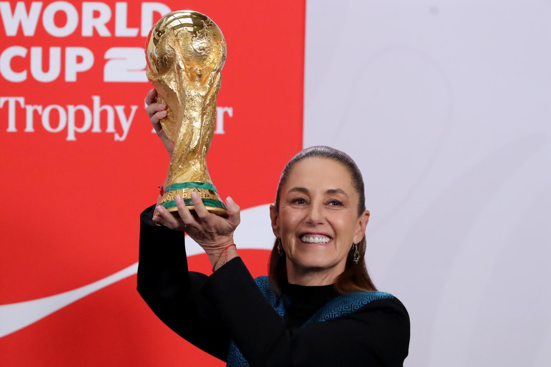 Sheinbaum levanta la Copa Mundial de la FIFA a 100 días del inicio del torneo Sheinbaum levanta la Copa Mundial de la FIFA a 100 días del inicio del torneo