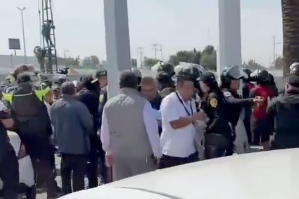 Taxistas bloquean accesos a terminales 1 y 2 del AICM hoy 11 de marzo de 2026