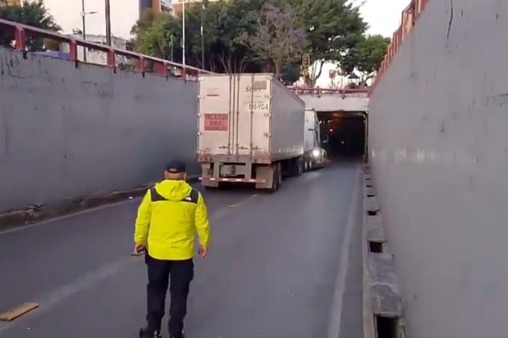 Video: Tráiler queda atorado en bajo puente de avenida Chapultepec, CDMX