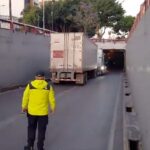Video: Tráiler queda atorado en bajo puente de avenida Chapultepec, CDMX