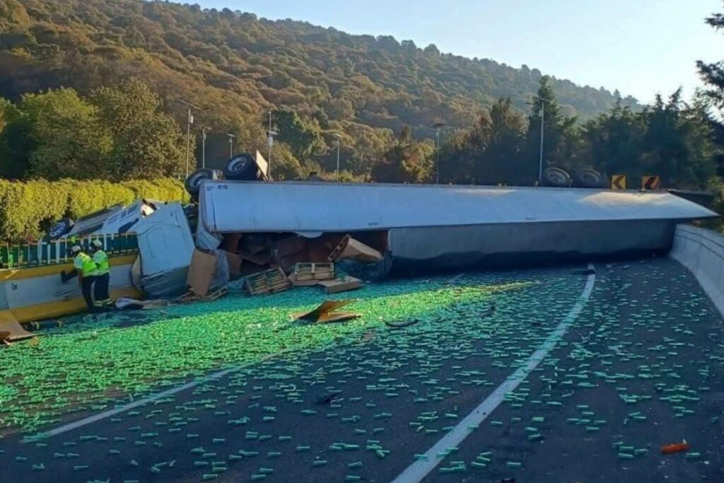 Volcadura de tráiler provoca cierre de la autopista México-Cuernavaca