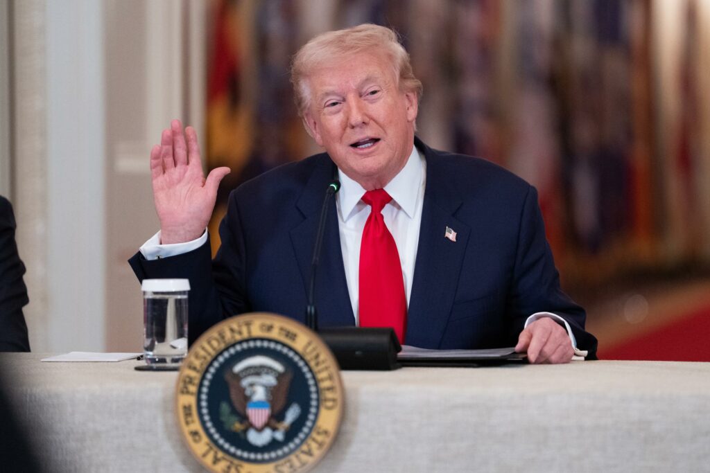 Trump culpa a Irán del bombardeo en una escuela de niñas que dejó casi 180 muertos