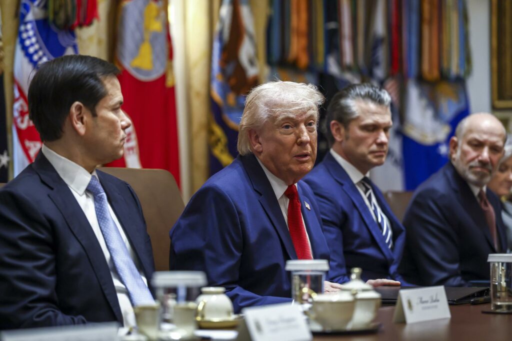 Trump extiende hasta el 6 de abril su ultimátum para que Irán reabra el Estrecho de Ormuz