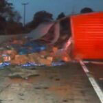 Volcadura de tráiler colapsa la circulación vial sobre la México-Cuernavaca