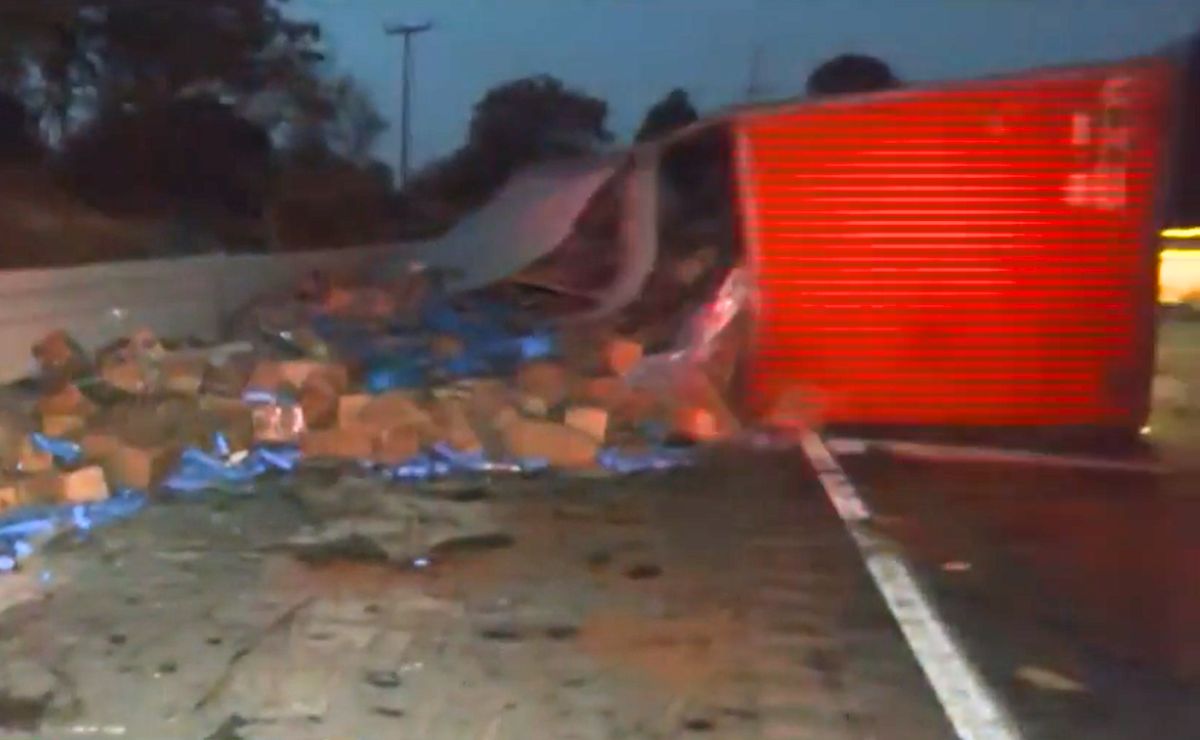 Volcadura de tráiler colapsa la circulación vial sobre la México-Cuernavaca Volcadura de tráiler colapsa la circulación vial sobre la México-Cuernavaca