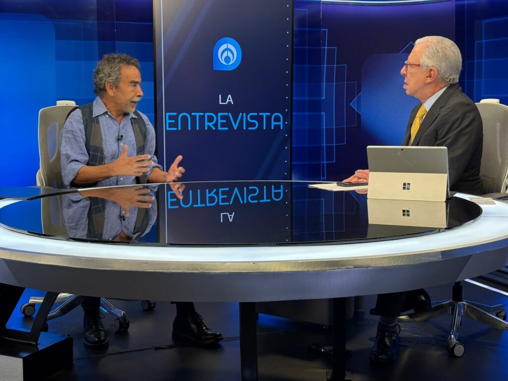 Damián Alcázar interpreta a Daniel Arizmendi en “El Mochaorejas”, la serie de Vix