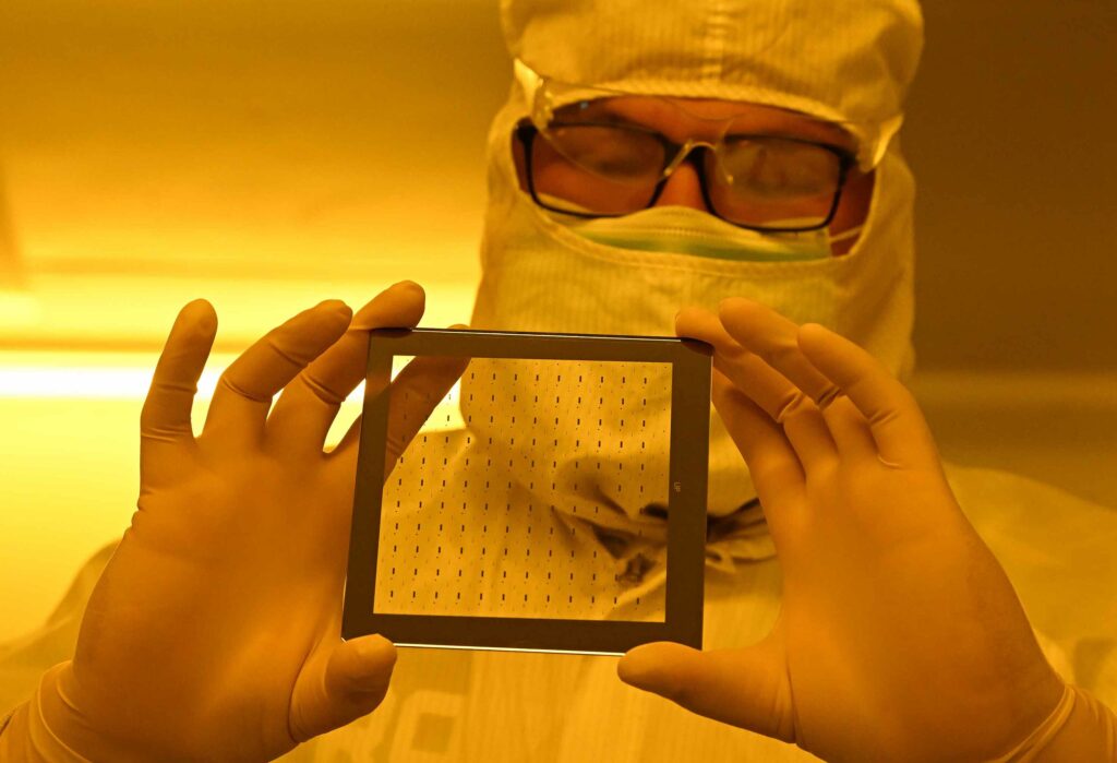 Elabora la UNAM dispositivos electrónicos y ópticos para tecnología cuántica - 2056-1024x699