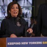 Critican a gobernadora de Nueva York por propuesta sobre cooperación entre Policía y ICE