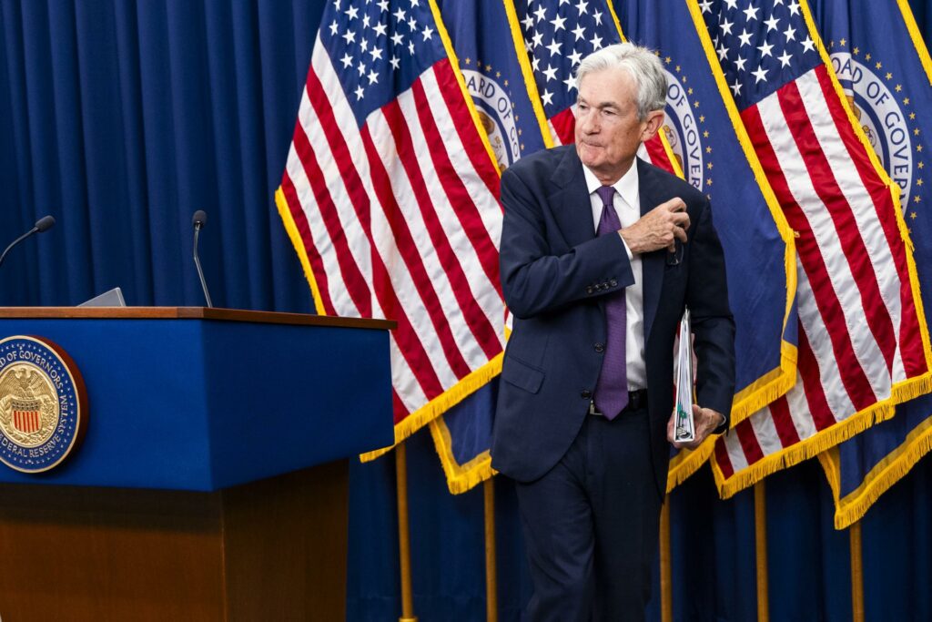 Presidente de la Fed acusa a Trump de poner “en riesgo” la independencia del banco central