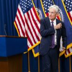 Presidente de la Fed acusa a Trump de poner “en riesgo” la independencia del banco central