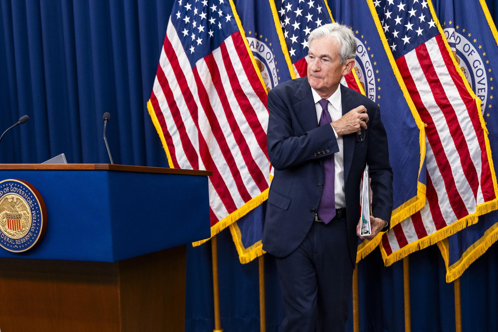 Presidente de la Fed acusa a Trump de poner “en riesgo” la independencia del banco central