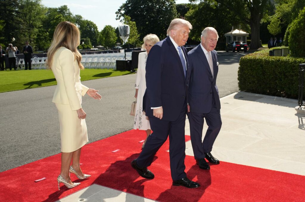 Trump recibe a Carlos III para tomar el té y le muestra la nueva colmena de la Casa Blanca - 7aa63c5ac2acac61c149d81cea852f37b71cf94dw-1024x680