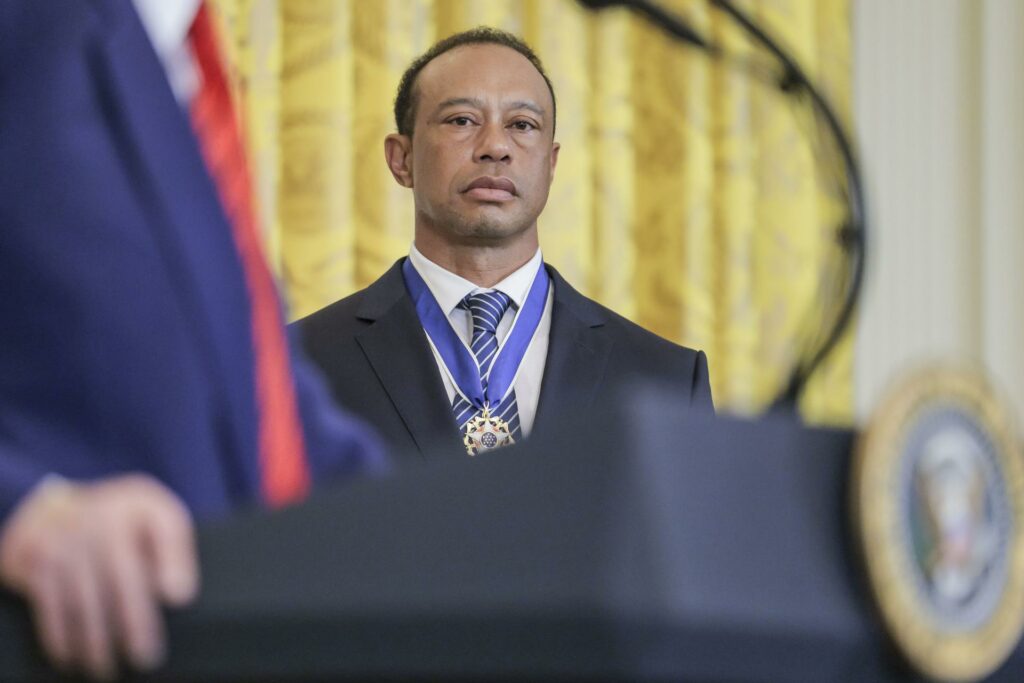 Nuevo video muestra que Tiger Woods miraba su móvil en el momento del accidente de tráfico