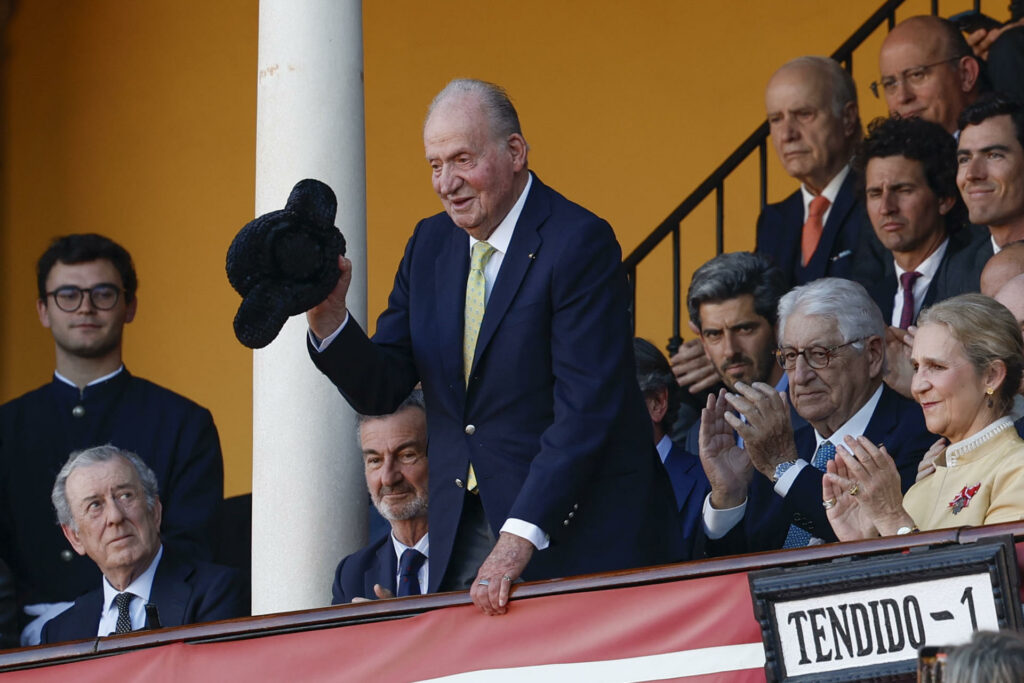 Ovacionan al rey Juan Carlos en la corrida del Domingo de Resurrección en Sevilla