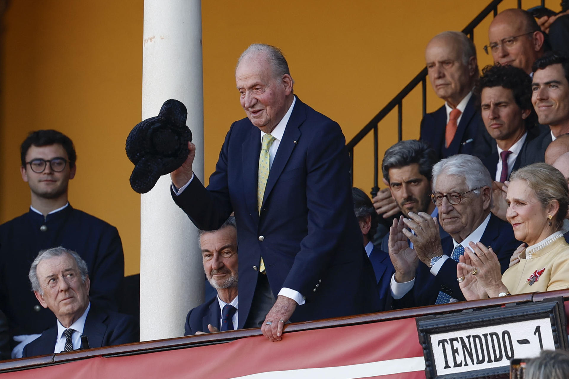 Ovacionan al rey Juan Carlos en la corrida del Domingo de Resurrección en Sevilla Ovacionan al rey Juan Carlos en la corrida del Domingo de Resurrección en Sevilla