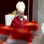 El papa León XIV recupera la tradición de portar la cruz en multitudinario viacrucis en el Coliseo