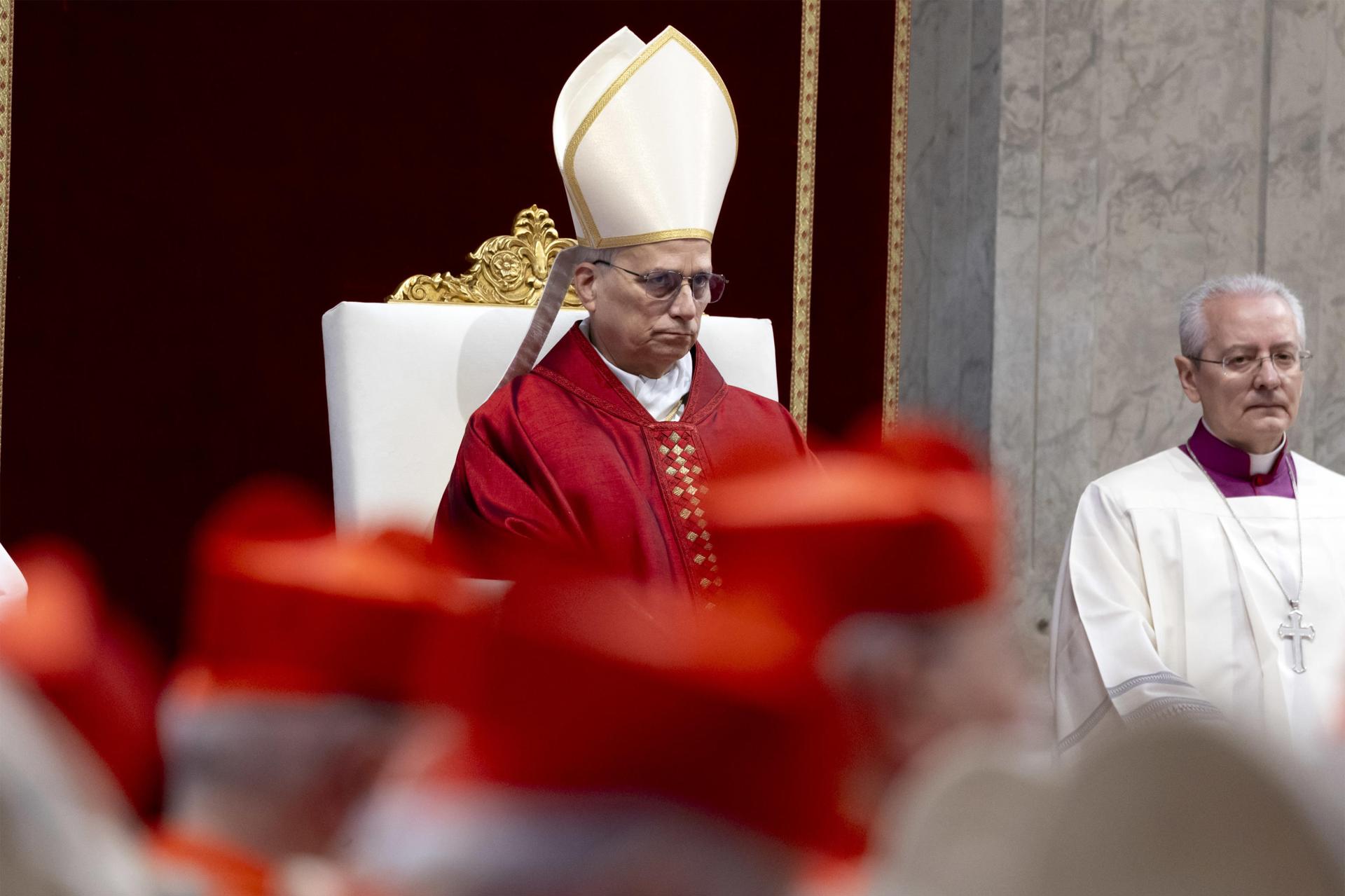 El papa León XIV recupera la tradición de portar la cruz en multitudinario viacrucis en el Coliseo