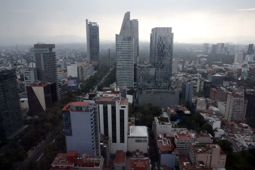 México pierde atractivo por los trámites que frenan la inversión, advierten especialistas