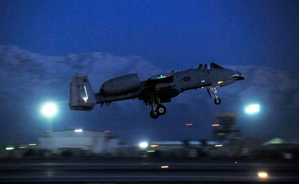 Avión de combate de EE.UU. se estrella en Ormuz; el piloto sobrevivió