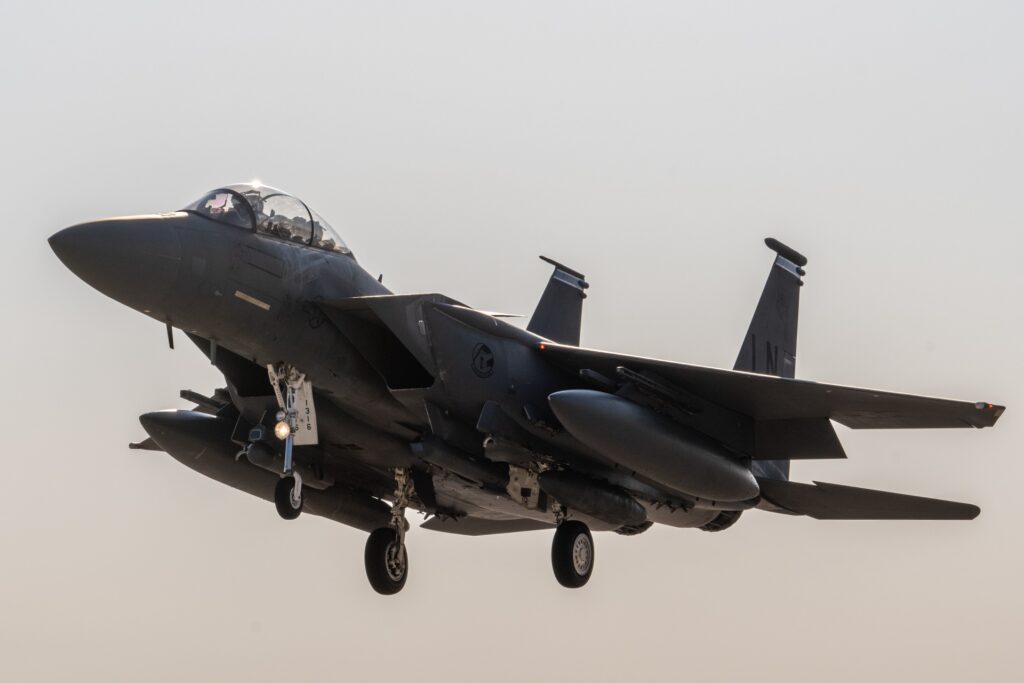 Irán derriba un caza de Estados Unidos; buscan a dos tripulantes