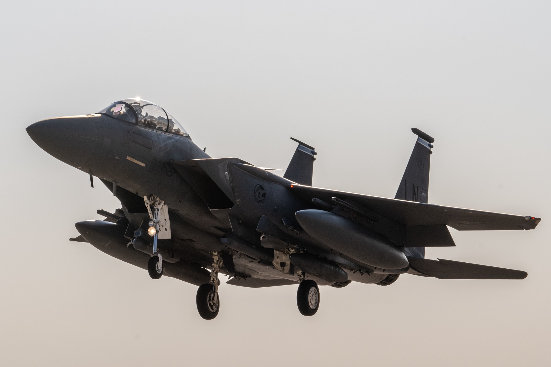 Irán derriba un caza de Estados Unidos; buscan a dos tripulantes