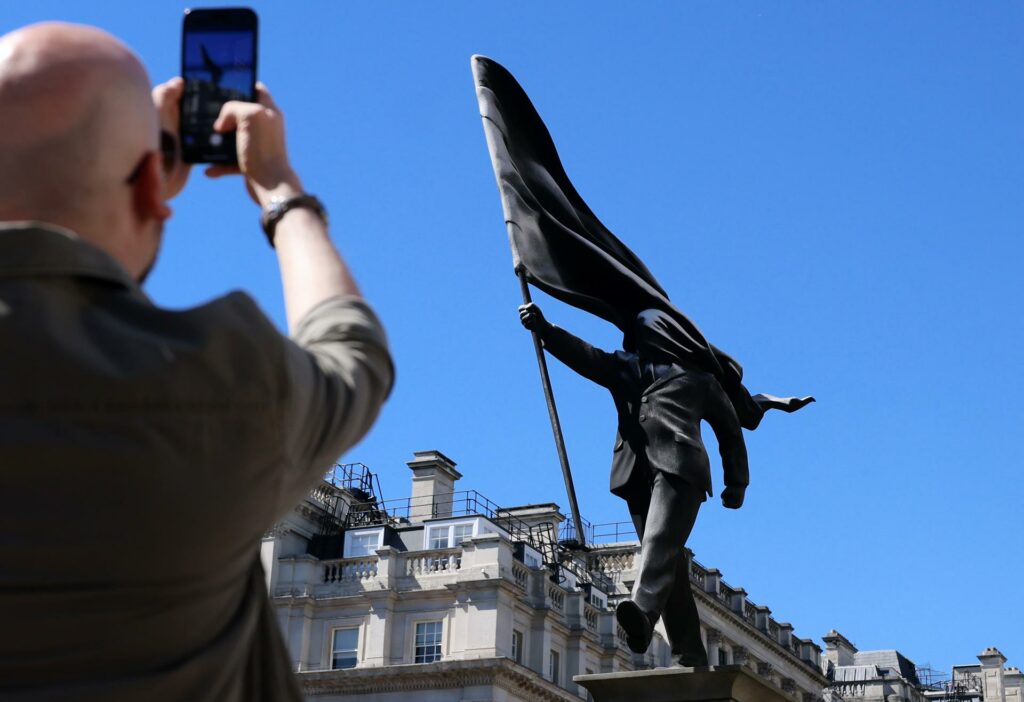 Banksy rompe su silencio: confirma la autoría de una nueva estatua en el corazón de Londres