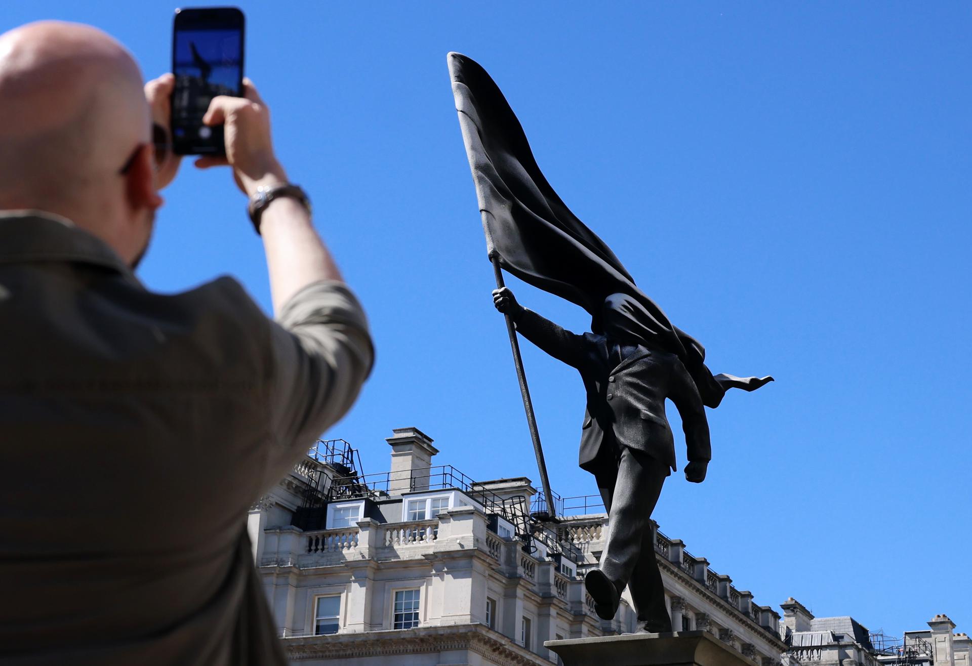 Banksy rompe su silencio: confirma la autoría de una nueva estatua en el corazón de Londres