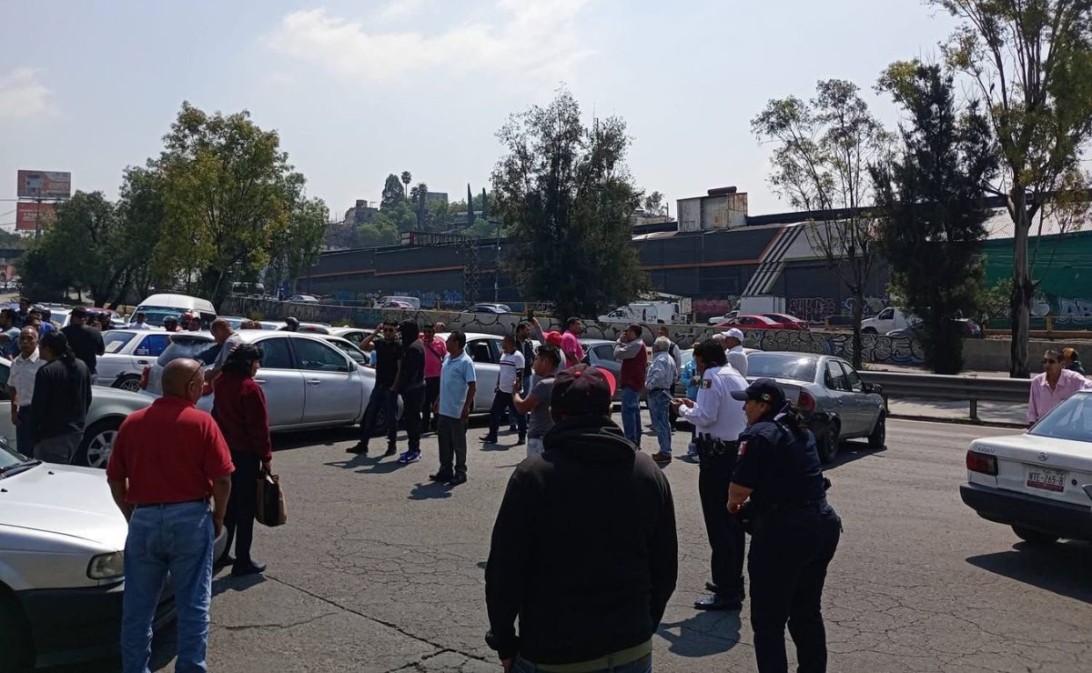 Taxistas bloquean la México-Pachuca; denuncian extorsión y asesinatos Taxistas bloquean la México-Pachuca; denuncian extorsión y asesinatos