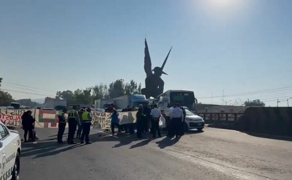 Bloqueo sobre la México-Pachuca ocasiona fila kilométrica de autos varados