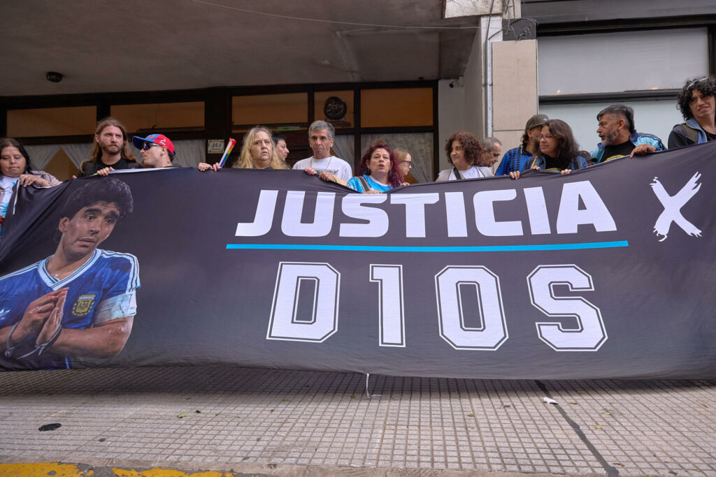 Nuevo juicio por muerte de Maradona comienza con nuevas estrategias y acusaciones cruzadas - c106568dcf31d792445bed1b59b65dd73660ab7fw-1024x683