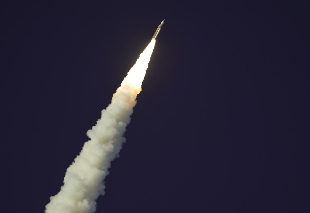 Nombres de 52 mexicanos víctimas de desaparición viajan al espacio en la misión Artemis II