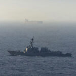 EE.UU. dice que 20 buques permanecen varados en puerto clave iraní debido a bloqueo naval