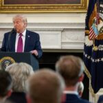 Trump lee la Biblia en medio de la guerra con Irán y tensiones con el papa León XIV