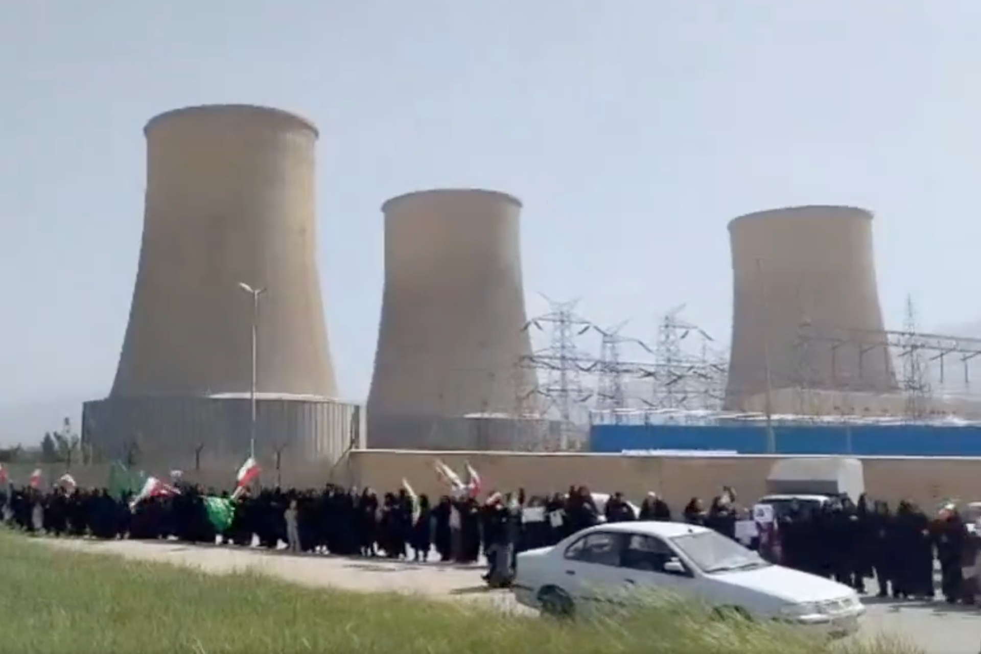 Cadenas humanas se extienden por centrales y puentes de Irán ante amenazas de Trump