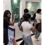 Jóvenes toman las instalaciones del Canal Once