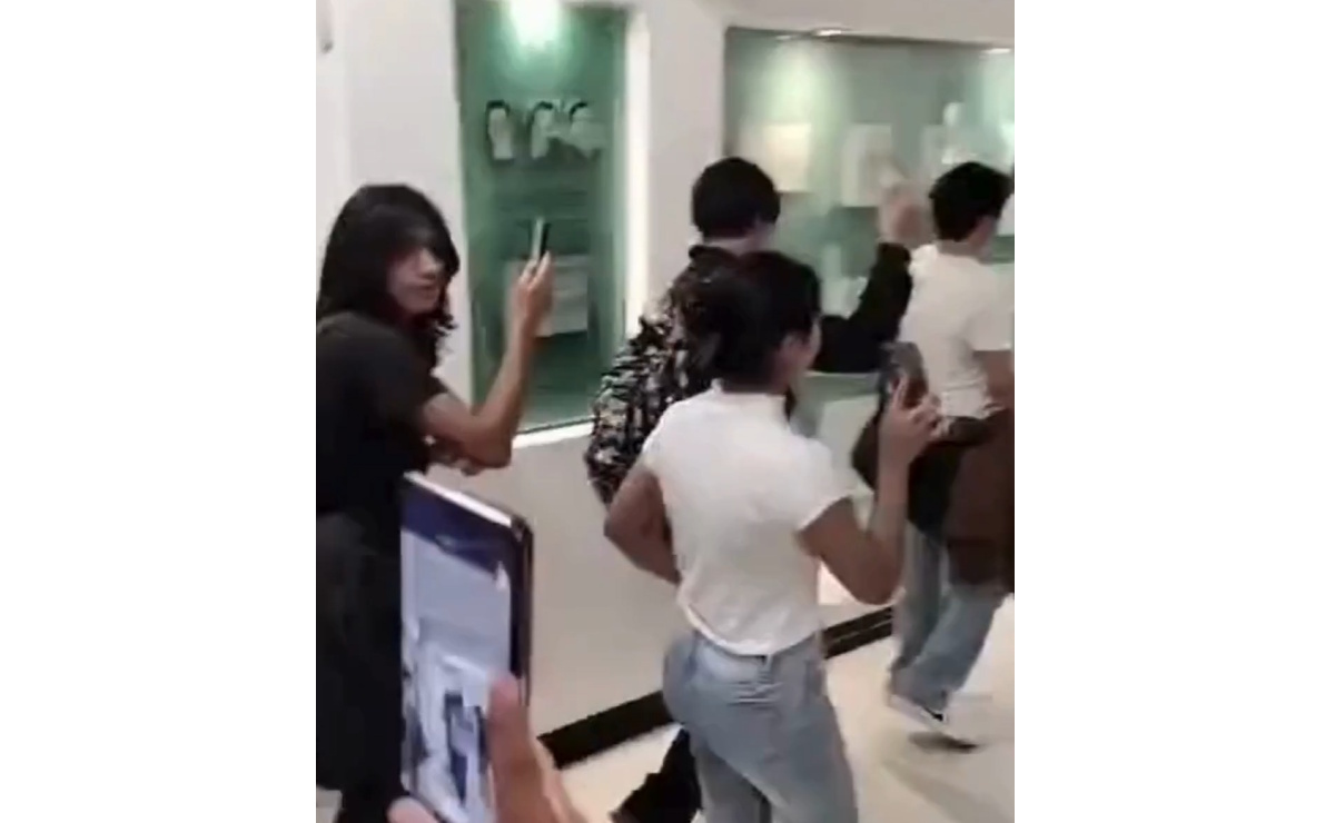 Jóvenes toman las instalaciones del Canal Once