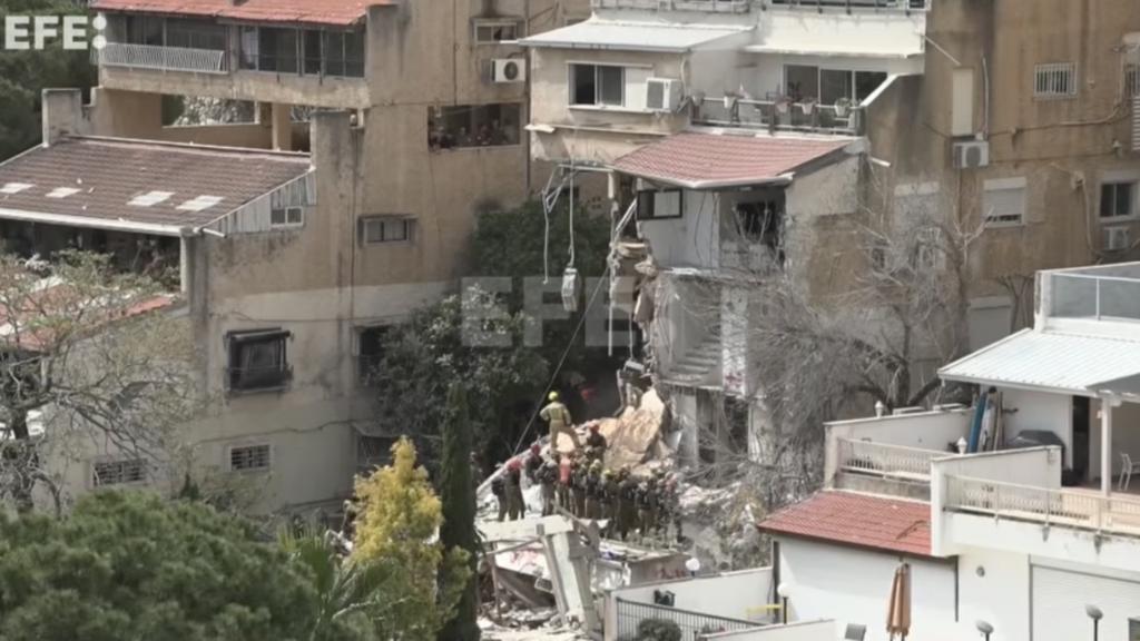 Extraen cuatro cadáveres del edificio en Haifa en el que impactó un misil iraní