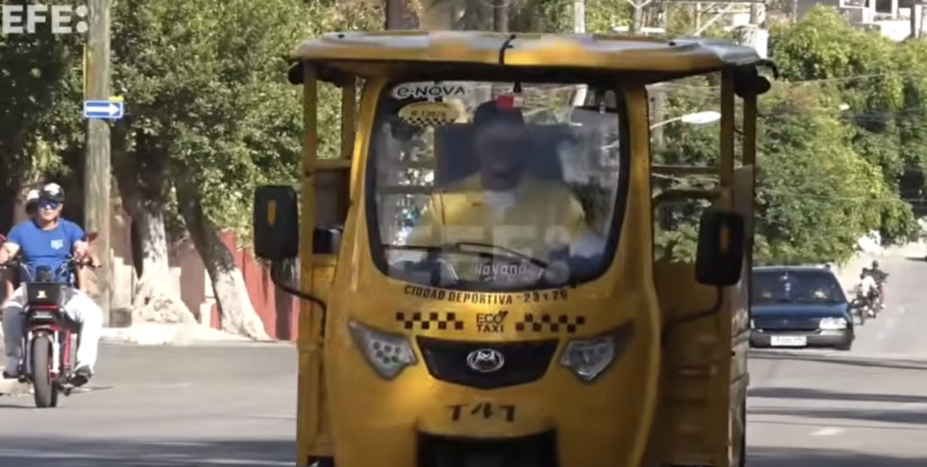 Los triciclos eléctricos en La Habana son la alternativa a la crisis energética en Cuba