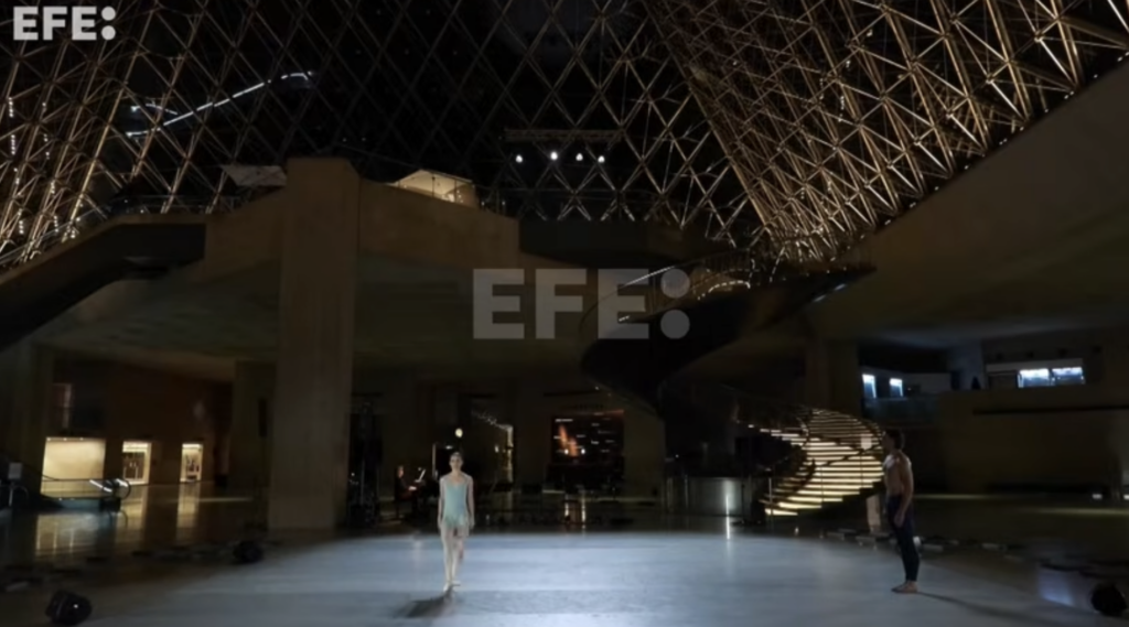 Bailarines de la Ópera de París ponen alma a estatuas de Miguel Ángel y Rodin en el Louvre