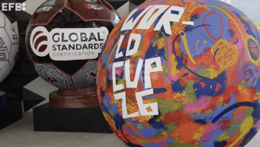 Balones monumentales transforman a la sede de Guadalajara en un gran escenario mundialista