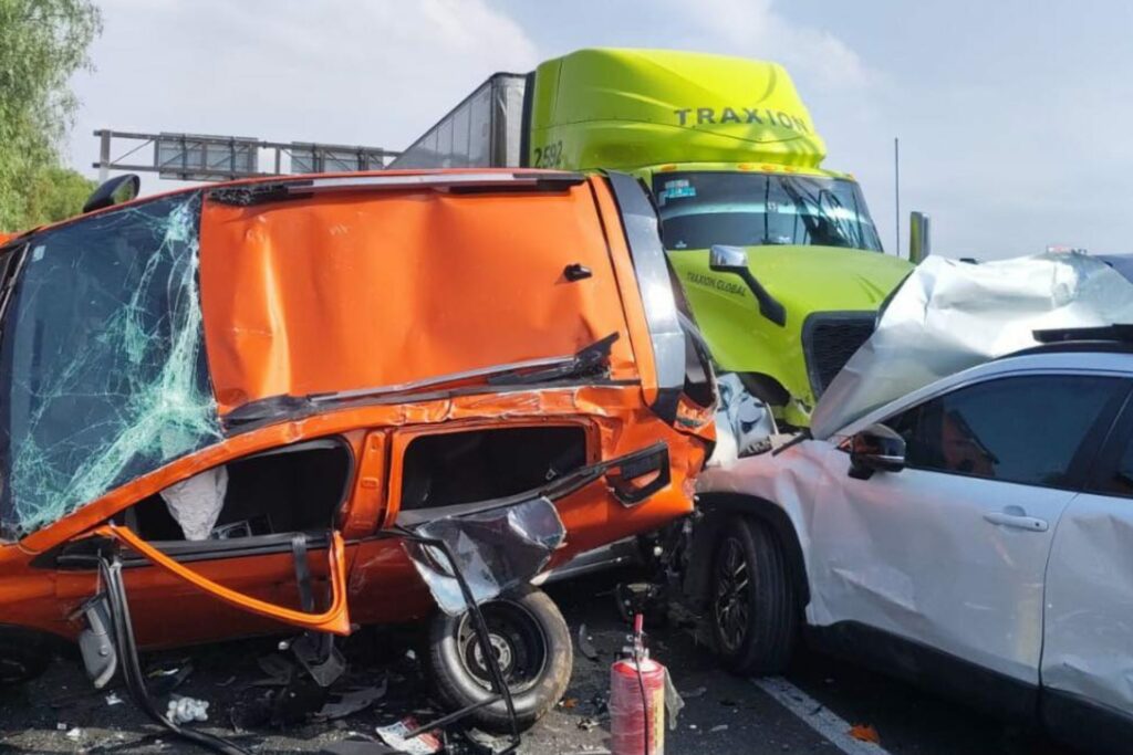 Carambola en el Circuito Exterior Mexiquense hoy lunes 20 de abril; hay 10 vehículos involucrados