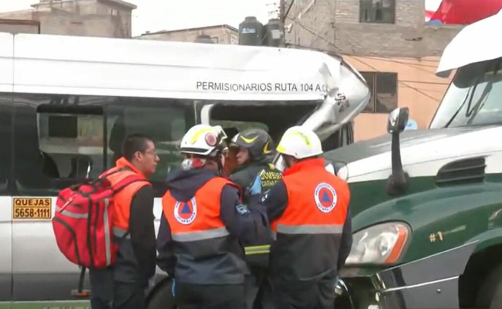 Tráiler choca contra transporte público en la México-Puebla; un pasajero resultó prensado