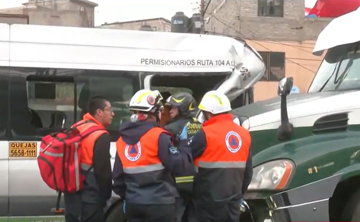Tráiler choca contra transporte público en la México-Puebla; un pasajero resultó prensado