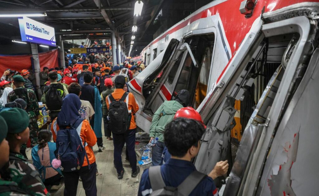 Choque de trenes en Indonesia deja 15 mujeres muertas